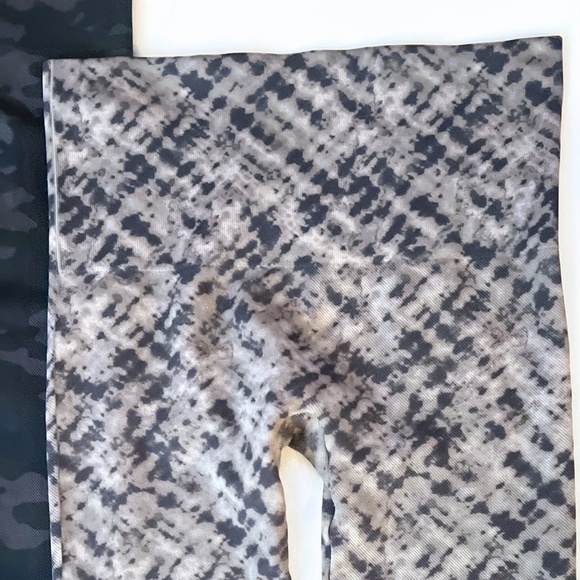 Spanx Look At Me Now Seamless Leggings Lot of 3 • Camo, Tie Dye, Leopard S/P - Picture 6 of 6